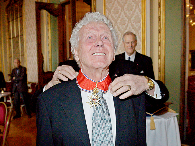 Toralv Maurstad ble utnevnt til Kommandør av St. Olavs Orden i 2007. Han mottok utmerkelsen for fortjeneste av norsk scenekunst. Foto: Stian Lysberg Solum / NTB.